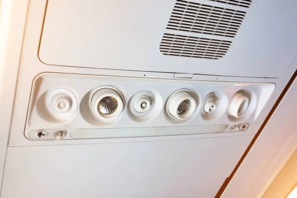 Consola aérea en el moderno avión de pasajeros. botón de aire acondicionado e interruptor de iluminación, botones de llamada auxiliar de vuelo . —  Fotos de Stock