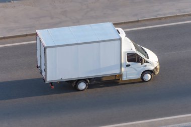 Karayolu üzerinde sürüş Van lojistik kamyon.