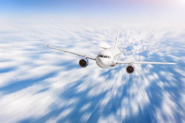 Uçan ve bulutlar üzerinde seyahat, gün yolculuk uçak.