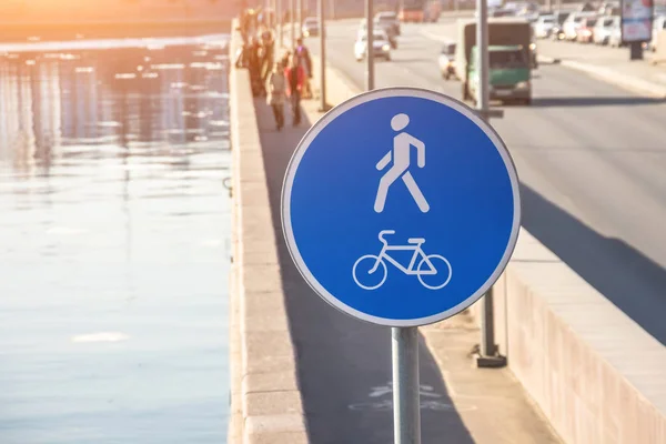 川の堤防上の青い丸い自転車と歩行者の道. — ストック写真