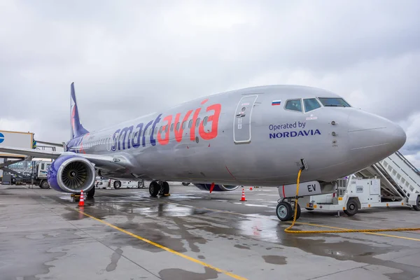 Encuentro con el primer vuelo en el aeropuerto de Pulkovo Boeing 737-800 Smartavia Nordavia Rusia, San Petersburgo, 10 de abril de 2019 . — Foto de Stock