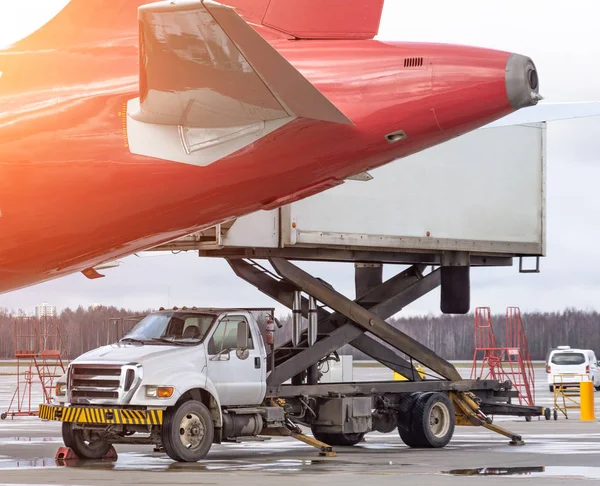 Plataforma de carga camión de carga aérea a la cola de los aviones. Comida para servicios de check-in de vuelo y equipo listo antes de abordar el avión . — Foto de Stock