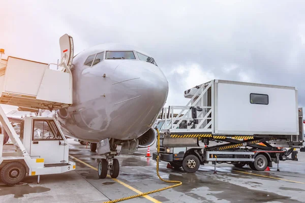 Aviones comerciales de pasajeros, vista de la cabina. Servicio de vuelo después de llegar al aeropuerto. — Foto de Stock