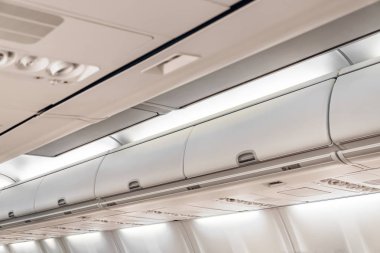 Ekonomi sınıfı yolcu uçaklarında kapalı kapılar Bagaj rafları.