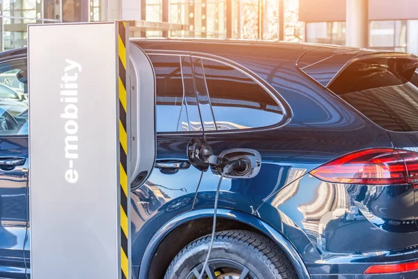 Het opladen van de machine, compartiment deur is open, de elektrische stekker onder spanning herstelt de batterijlading. Bijtanken voor elektrische auto's e-Mobility. — Stockfoto