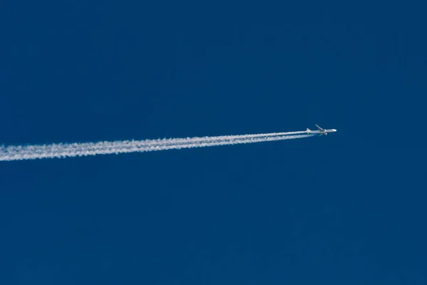 Airplane big two engines aviation airport contrail clouds, side view. — Stock Photo, Image