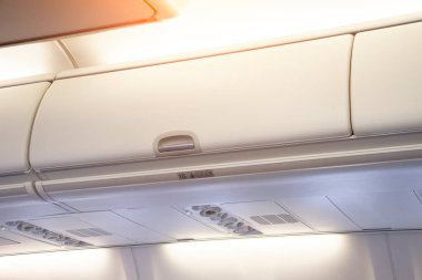 Uçakta yolcu koltukları üzerinde el bagajları için raf.