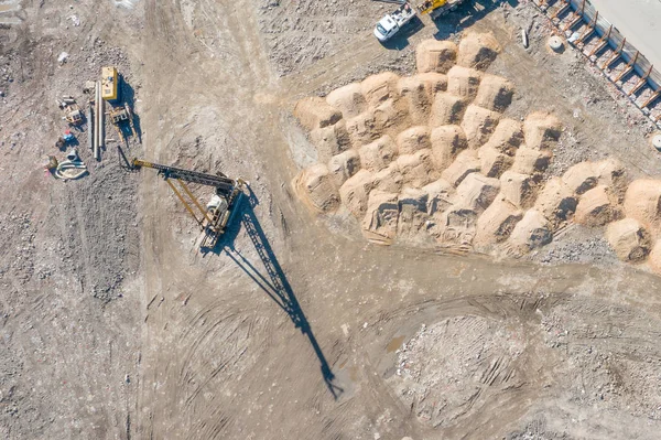 Zemin, hava üst görünümü inşaat kazık montajı için Koper donanımları.