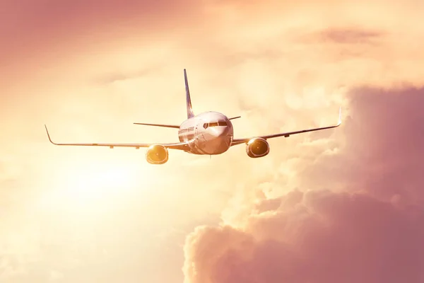 Vacaciones de vuelo y viaje, puesta de sol brillante resplandor del sol en el avión de vuelo de viaje por la noche . — Foto de Stock