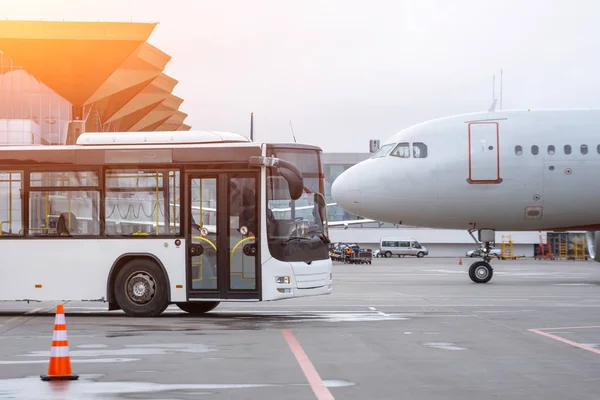Автобус для перевозки пассажиров к самолету и самолету. Нос к носу . — стоковое фото