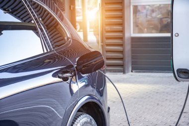 Bir araba tamir dükkanı servis garajında bir elektrikli araba şarj. Elektrikli arabalar için yakıt ikmali e-mobilite.