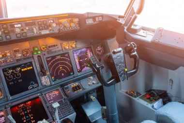Kokpitte uçak direksiyon, ikinci pilot için sağ deniz görünümü.