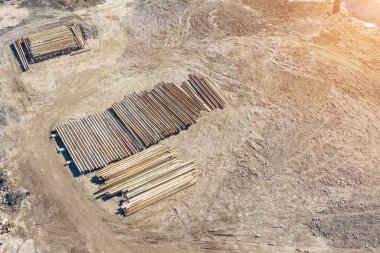 İnşaat yığınları yere yatıyor, evin inşası için, havadan görünüm.