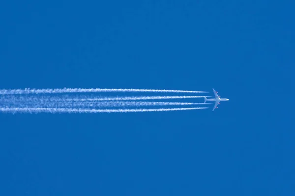 Airplanes leaving contrail trace on a clear blue sky. — Stock Photo, Image
