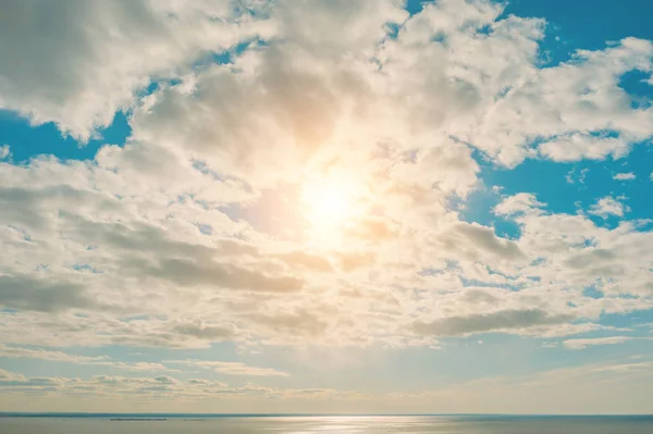 Sonniger Tag mit Wolken über dem Himmel über dem Meer. — Stockfoto