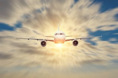 Yolcu uçak hareket bulanıklığı, iş gezisi, seyahat konsepti. Uçan akşam gün batımı.