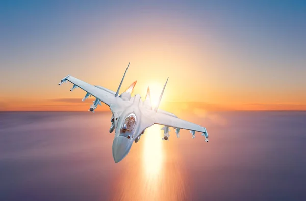 Posquemador avión de combate vuela sobre el mar durante la puesta del sol . — Foto de Stock