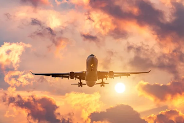 夕方の飛行、飛行機の飛行の完了、日没と美しい空に空港に着陸. — ストック写真