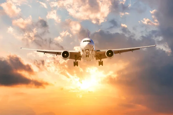 Avión de pasajeros completa el viaje de vuelo por la noche al atardecer . — Foto de Stock