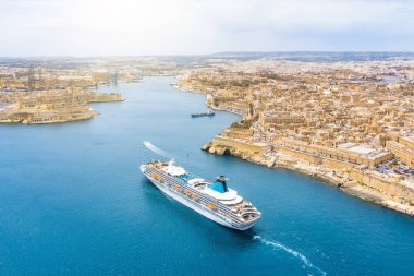 Malta Valletta ve Birgu 'nun havadan görünüşü. Büyük Körfez' e giden yolcu gemisi..