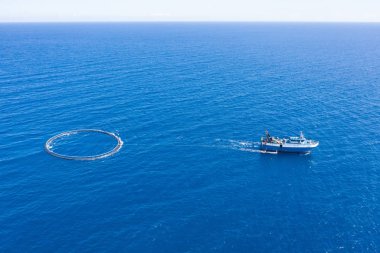 Balıkçılık için özel ekipman ile balıkçı teknesi, Akdeniz'de balık çerçeve yelken.