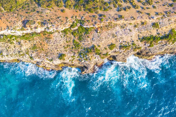 Klippen, Felsen und Meeresküste mit Wellen, Luftaufnahme von oben. — Stockfoto