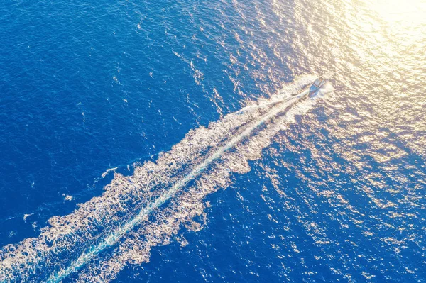 Csónak elindítása nagy sebességgel lebeg a napfény a Földközi-tenger, antenna felülnézet. — Stock Fotó