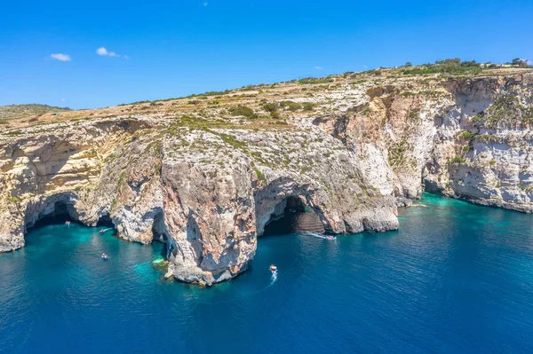 Blaue Grotte in Malta, Luftaufnahme vom Mittelmeer zur Insel. — Stockfoto