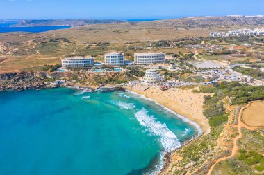Tuffieha bölgesindeki Golden Bay plajının havadan görünümü, Malta.