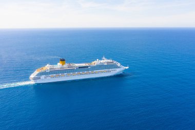 Cruise liner başka bir anakaraya bir gezi de yüksek denizlerde yelken. Havadan görünüm. Deniz turları kavramı, deniz lüks tatil.