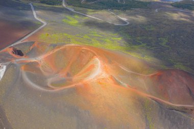 Turistik yollar ile yanardağ Etna yamacında eski soyu tükenmiş inaktif kraterler, hava üstü görünümü.