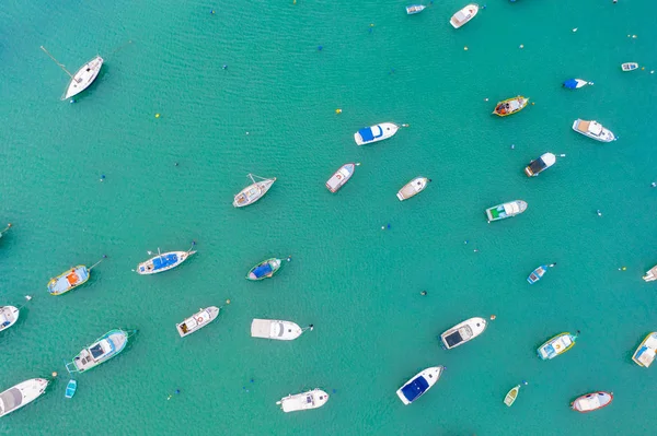 ターコイズブルーの水と多くの小さな漁船と湾の航空写真. — ストック写真