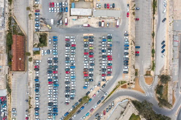 Parkowanie samochodów i autobusów, z drogami i przystanek w mieście, widok z lotu ptaka. — Zdjęcie stockowe