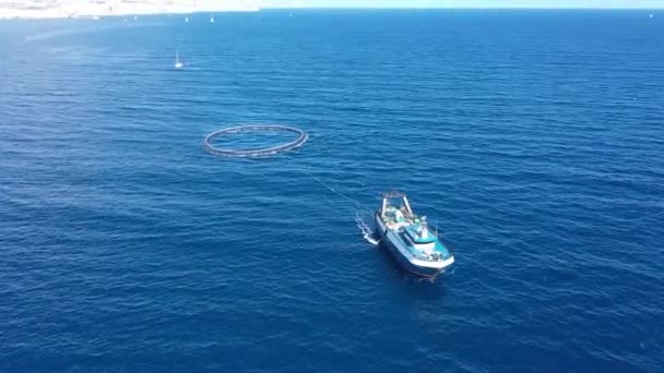 Rybářská Loď Zvláštním Vybavením Pro Lov Rybí Rám Pluje Středozemním — Stock video