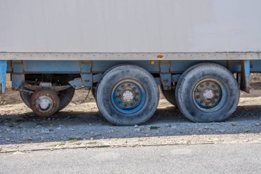 Otoparkta tek teker kırılmadan kargo konteyner römork.