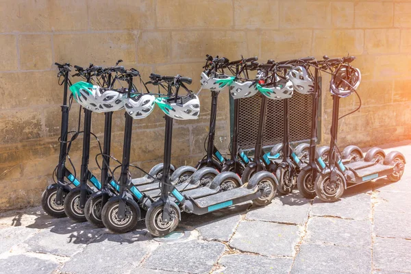 Scooters électriques à louer dans le parking . — Photo