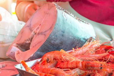 Kral karides ve pazar tezgahında ton balığı kılıç balığı bir parça.