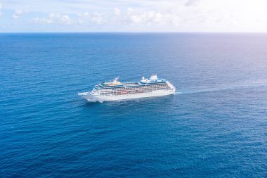 Cruise liner açık denize gidiyor, deniz yolculuğu.