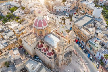 Malta adasında Zabbar Parish Kilisesi, yukarıda havadan görünümü, tipik evlerin etrafında binalar.