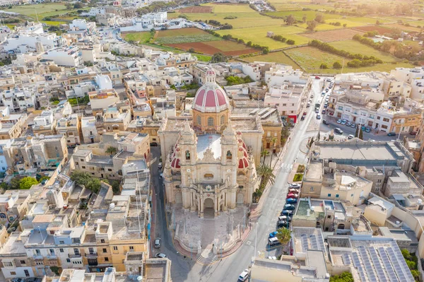Приходская церковь Заббар на острове Мальта, вид сверху, вокруг типичных зданий . — стоковое фото