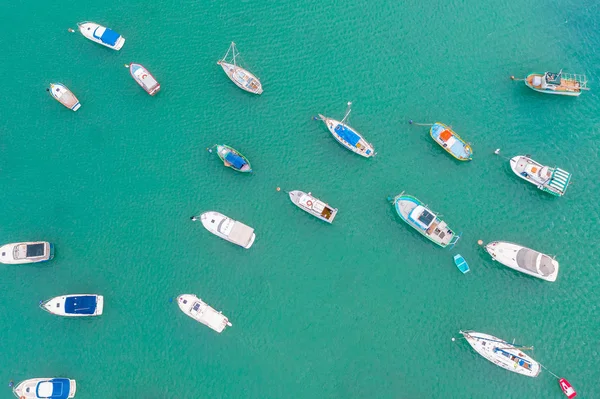 地中海漁村の港で伝統的な目のカラフルなボート, 空中ビューマルサクスロック, マルタ. — ストック写真