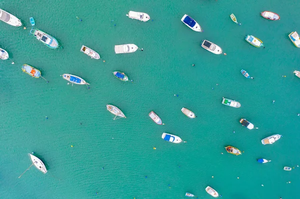 地中海漁村の港で伝統的な目のカラフルなボート, 空中ビューマルサクスロック, マルタ. — ストック写真