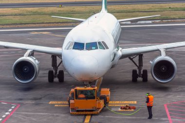 Pushback traktör bir otopark, havacılık marshall için uçak çekme olduğunu. Görünümü kapat