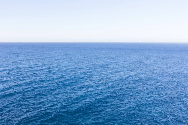 Mar azul y horizonte diurno, nadie vacío . —  Fotos de Stock