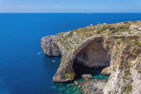 Malta'da Blue Grotto kayalık kemeri, Akdeniz'den adaya havadan görünüm.