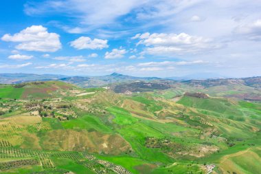 Manzara yüksekliği havadan görünümü - tepenin alanları ve tepeler ve yaz gökyüzü.