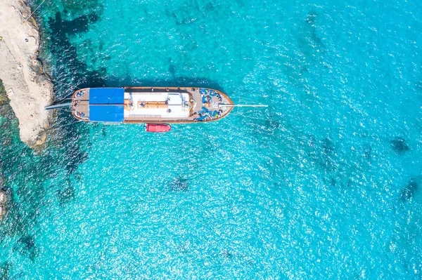 海の桟橋での楽園の湾で木製のヨット、トップビュー. — ストック写真