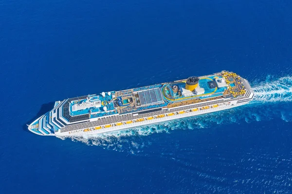 Cruise ship liner sails in the blue sea leaving a plume on the surface of the water seascape. Aerial view The concept of sea travel, cruises. — Stock Photo, Image