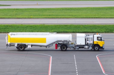 Havaalanı havaalanındaki direksiyon pistinde tanker sürmek.