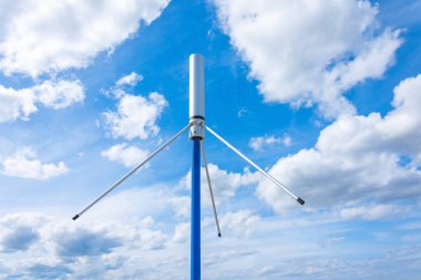 Havaalanı servislerinden radyo sinyalleri almak ve iletmek için anten, iletişim görüşmeleri.